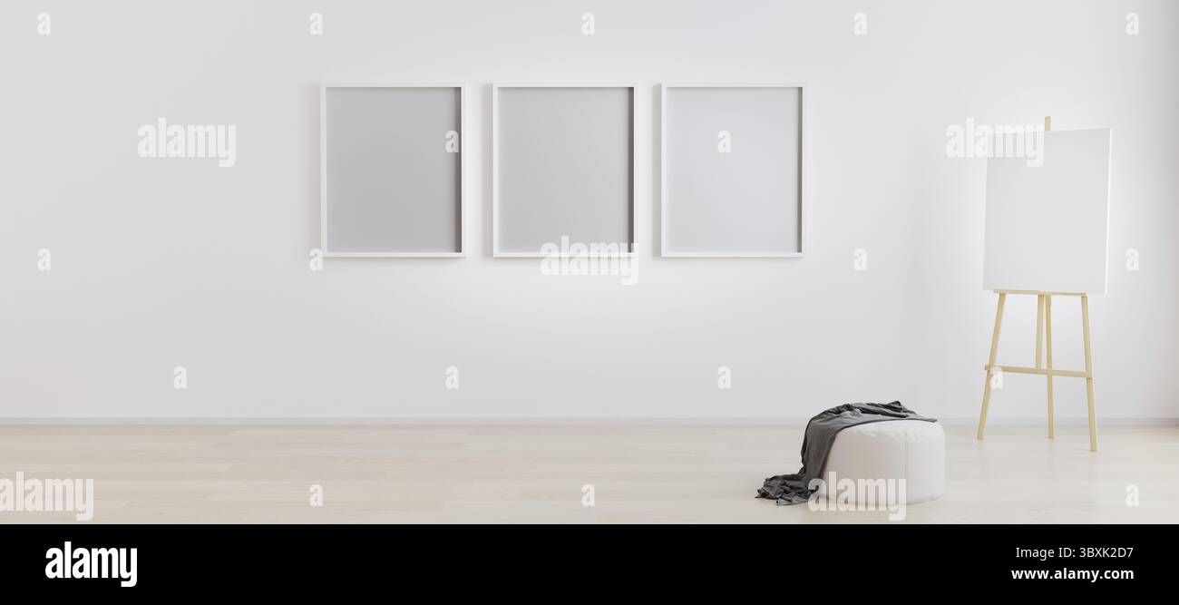 Staffelei mit Leinwand im hellen weißen Raum mit drei leeren Rahmen für Mockup. Arbeitsbereich Interpret. Leerer heller Raum mit drei leeren Rahmen für Mockup. Roo Stockfoto