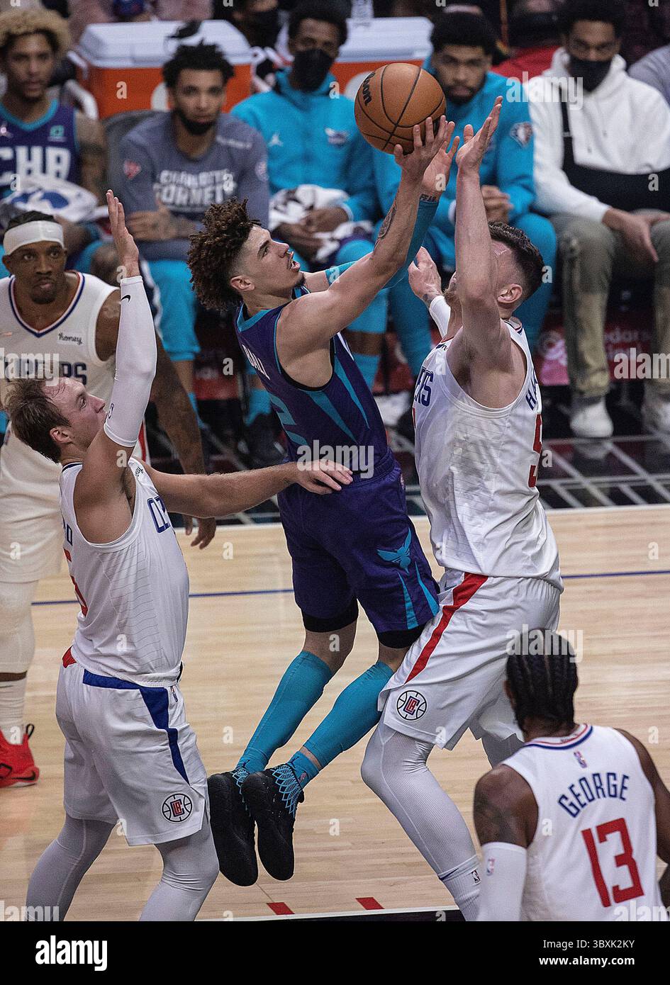 7. November 2021, Los Angeles, Kalifornien, USA: Isaiah Hartenstein #55 der Los Angeles Clippers verteidigt sich während ihres NBA-Spiels am Sonntag, den 7. November 2021 im Staples Center in Los Angeles, Kalifornien, gegen LaMelo Ball #2 der Charlotte Hornets. Clippers besiegen Hornissen, 120-106. JAVIER ROJAS/PI (Foto: © Prensa Internacional Via ZUMA Press Wire) Stockfoto