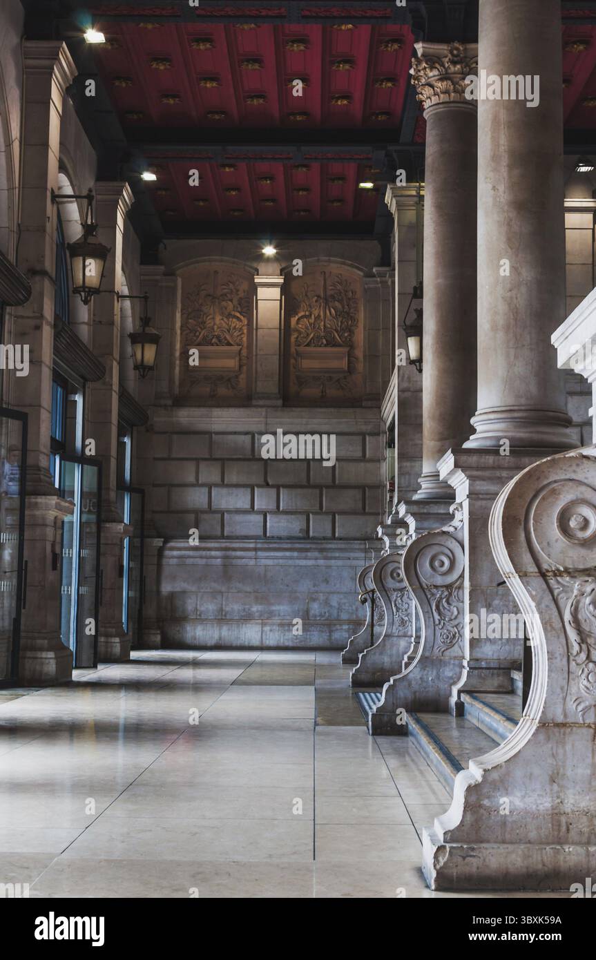 Luxuriöse und architektonischen Eingang der Bahnhof Saint Lazare in Paris Frankreich Stockfoto