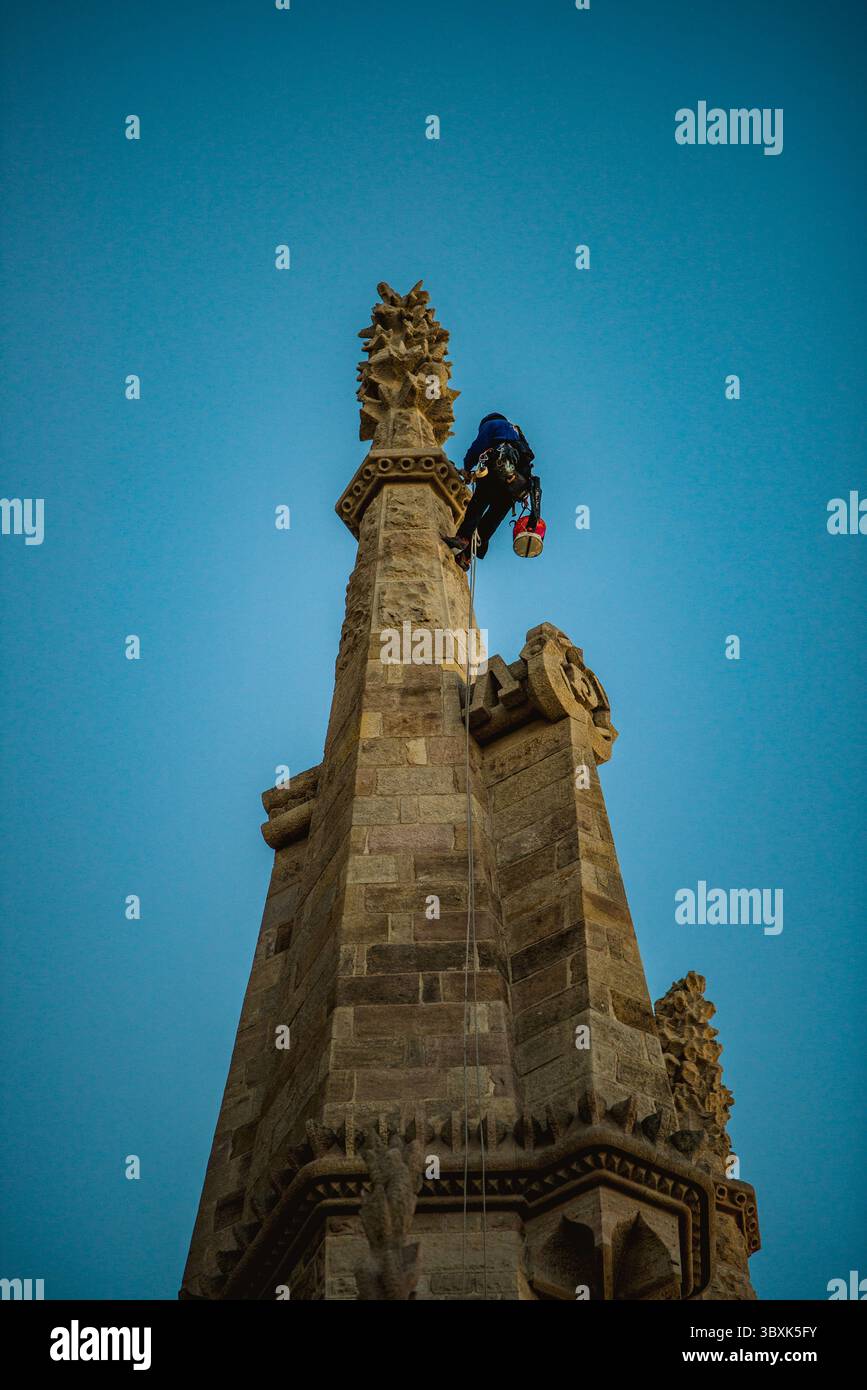 8. November 2021, Barcelona, Katalonien, Spanien: Ein Instandhalter führt Inspektionen an der Fassade der Basilika 'La Sagrada Familia' durch. Aufgrund der Corona-Virus-Krise wurde der Termin der Fertigstellung verschoben und es wird kein neuer Termin bis 2024 bekannt gegeben, wenn die Arbeiten hoffentlich wieder im Tempo 2019 stattfinden werden. (Foto: © Matthias Oesterle/ZUMA Press Wire) Stockfoto