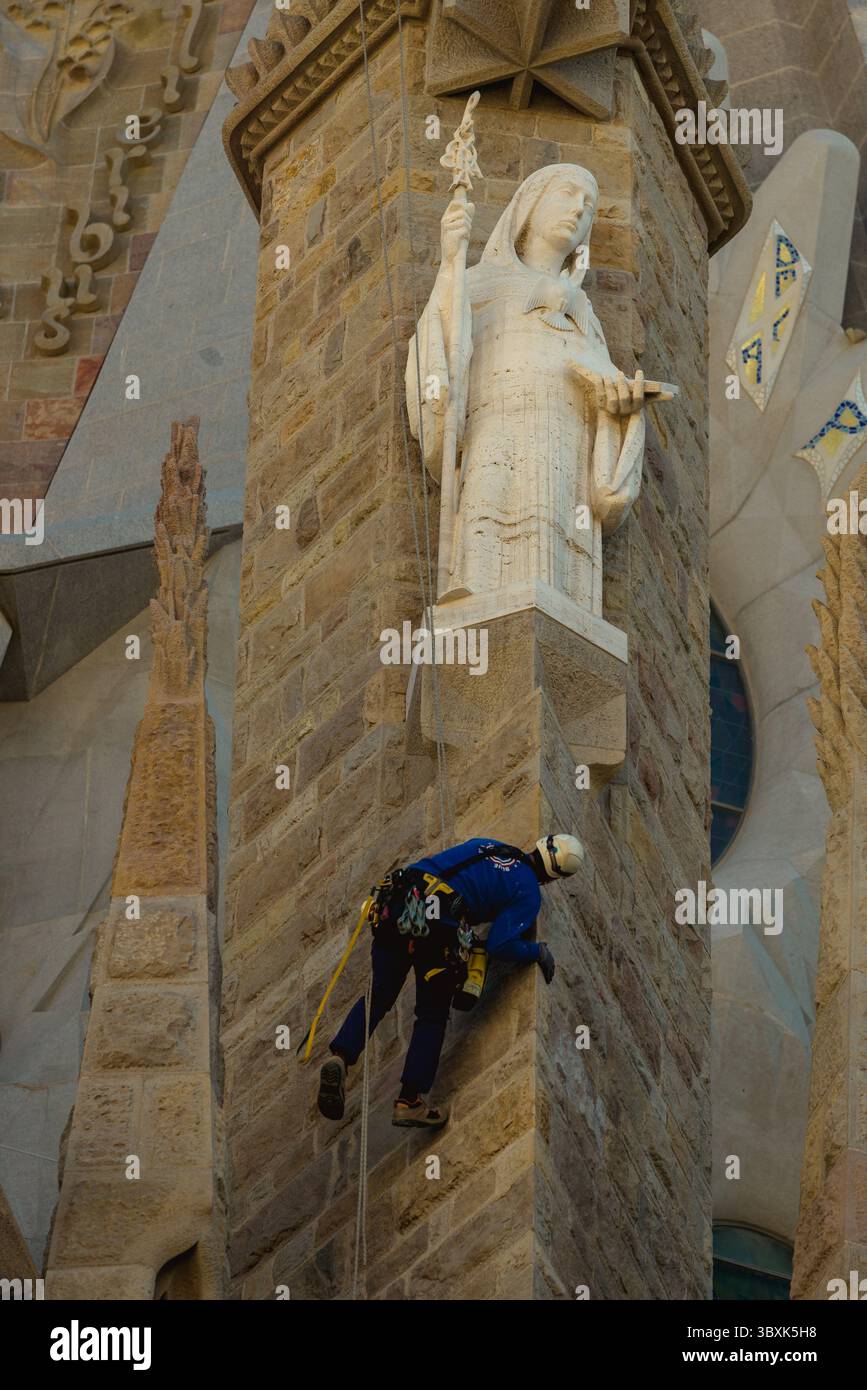 8. November 2021, Barcelona, Katalonien, Spanien: Ein Instandhalter führt Inspektionen an der Fassade der Basilika 'La Sagrada Familia' durch. Aufgrund der Corona-Virus-Krise wurde der Termin der Fertigstellung verschoben und es wird kein neuer Termin bis 2024 bekannt gegeben, wenn die Arbeiten hoffentlich wieder im Tempo 2019 stattfinden werden. (Foto: © Matthias Oesterle/ZUMA Press Wire) Stockfoto