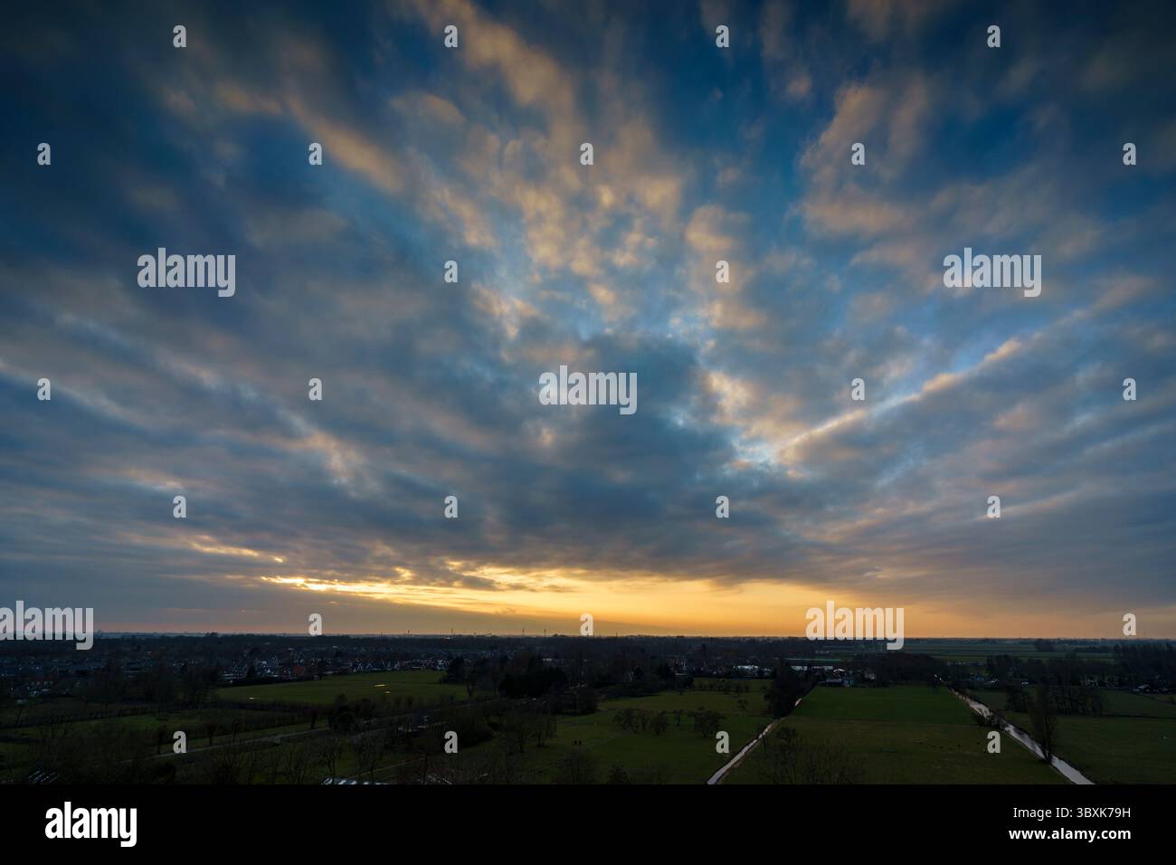 Atemberaubender Balkonblick mit Blick auf die Skyline von Purmerend während eines stürmischen Sonnenuntergangs in der Nähe von Amsterdam, Niederlande Stockfoto