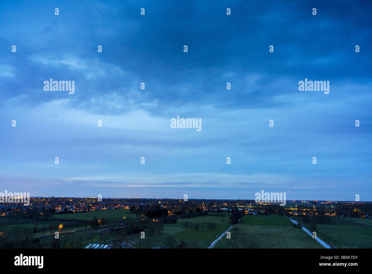 Atemberaubender Balkonblick mit Blick auf die Skyline von Purmerend während eines stürmischen Sonnenuntergangs in der Nähe von Amsterdam, Niederlande Stockfoto