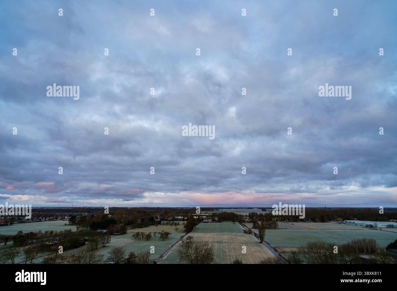 Atemberaubender Balkonblick mit Blick auf die Skyline von Purmerend während eines stürmischen Sonnenuntergangs in der Nähe von Amsterdam, Niederlande Stockfoto
