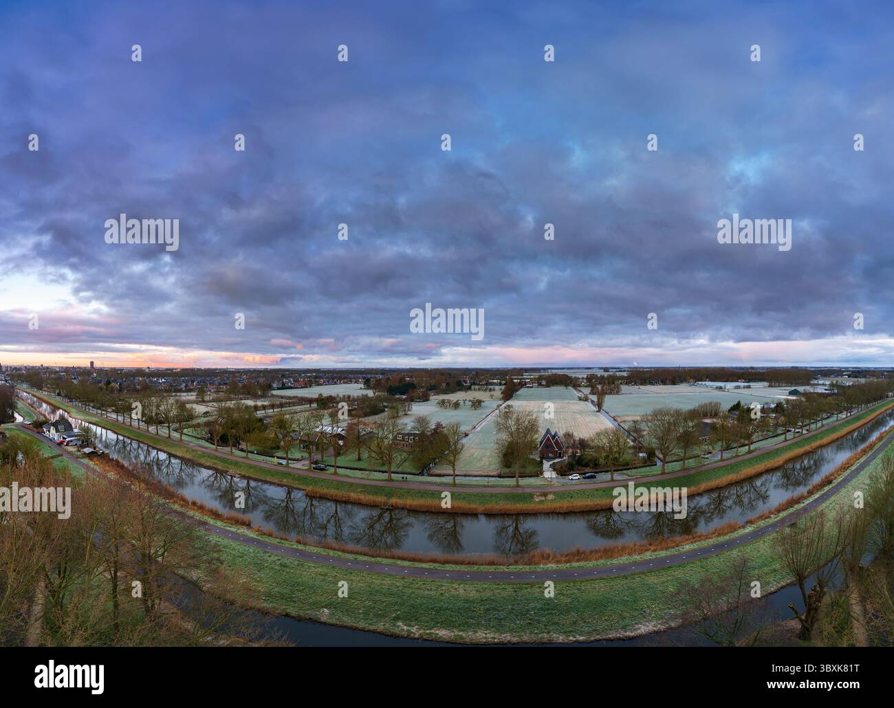 Atemberaubender Balkonblick mit Blick auf die Skyline von Purmerend während eines stürmischen Sonnenuntergangs in der Nähe von Amsterdam, Niederlande Stockfoto