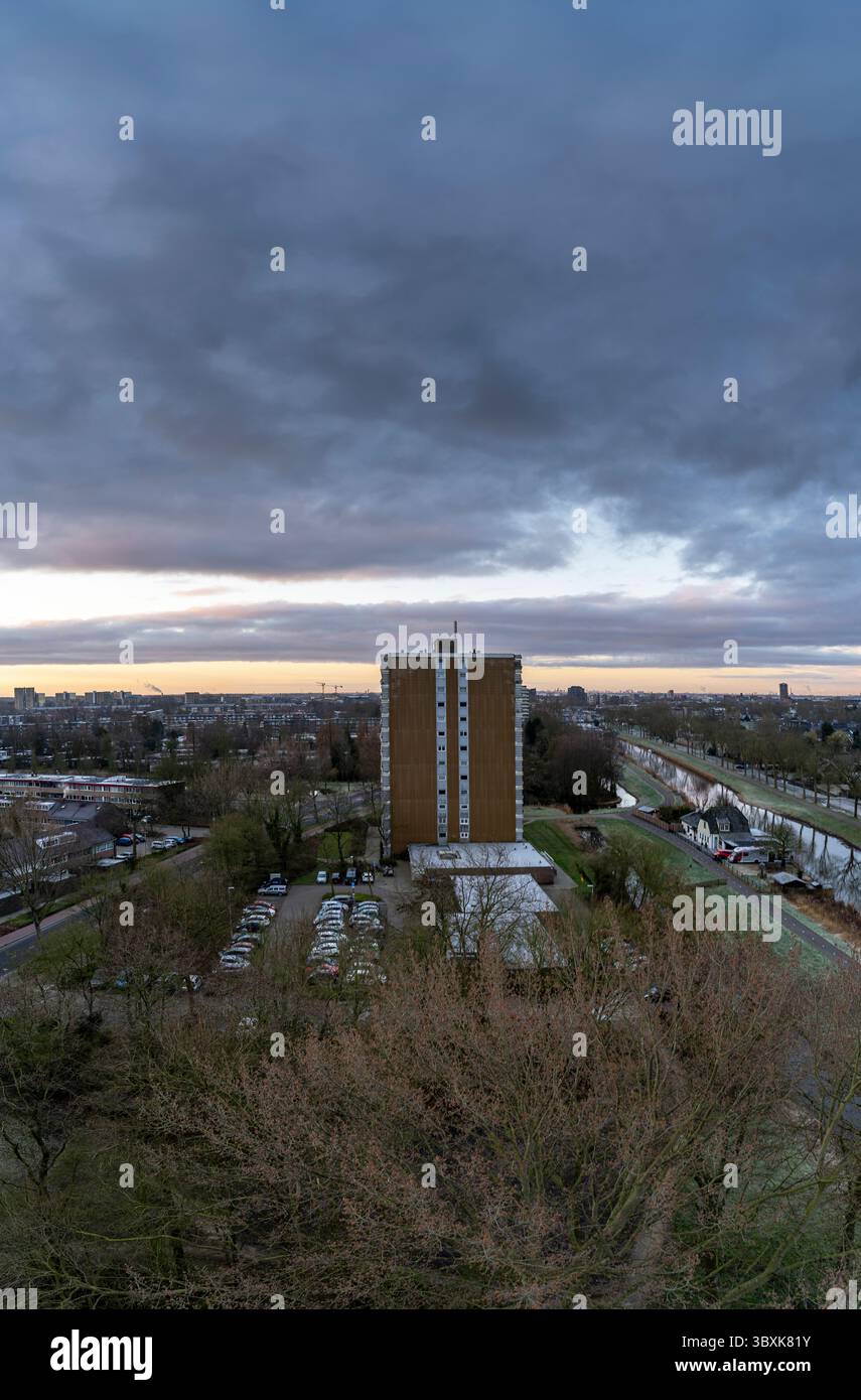 Atemberaubender Balkonblick mit Blick auf die Skyline von Purmerend während eines stürmischen Sonnenuntergangs in der Nähe von Amsterdam, Niederlande Stockfoto