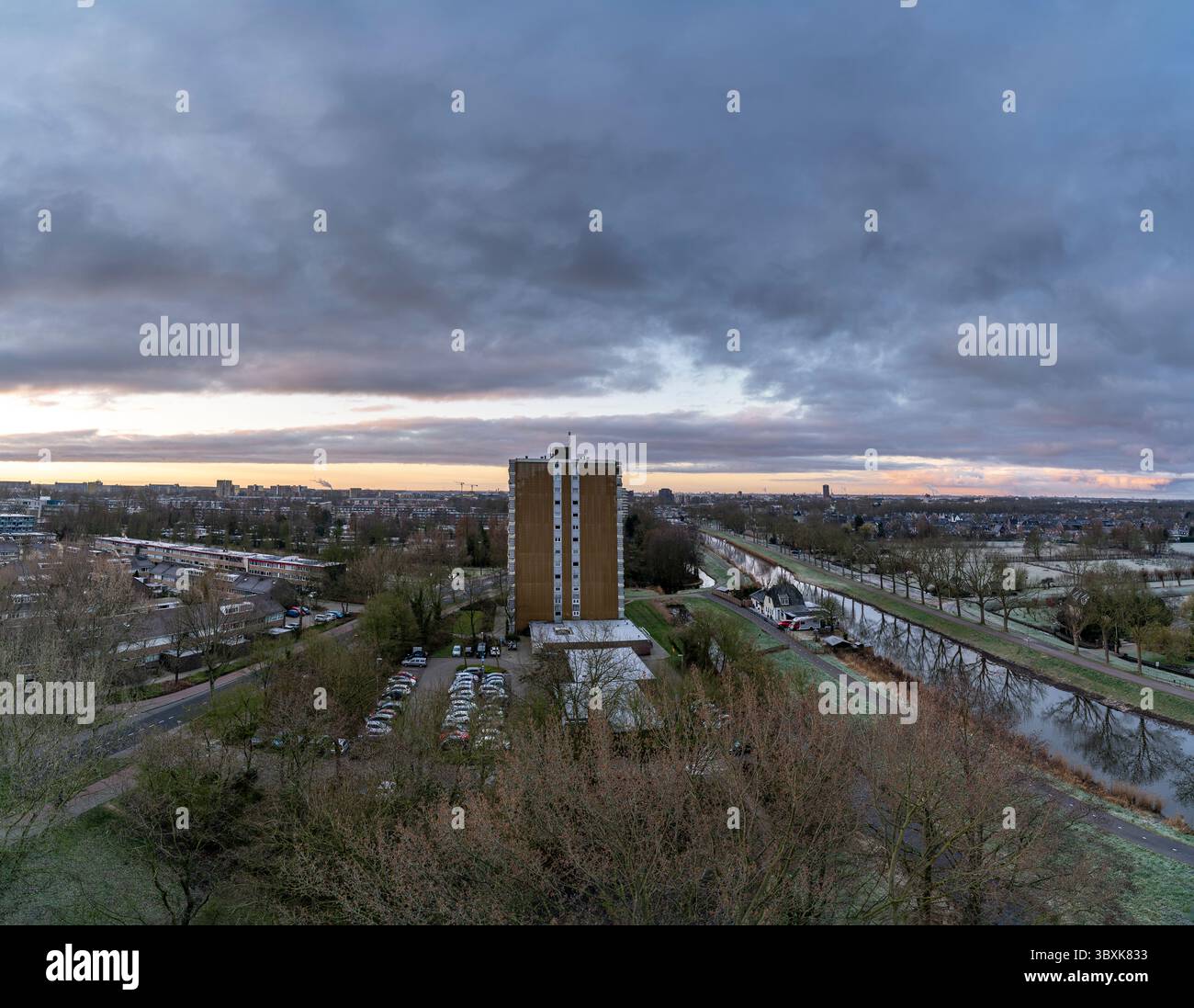 Atemberaubender Balkonblick mit Blick auf die Skyline von Purmerend während eines stürmischen Sonnenuntergangs in der Nähe von Amsterdam, Niederlande Stockfoto