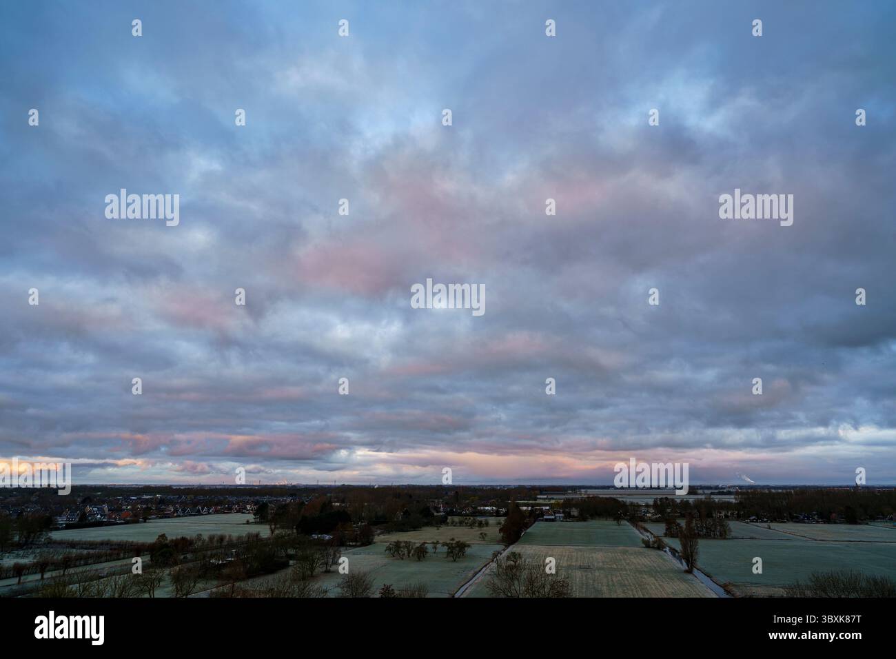 Atemberaubender Balkonblick mit Blick auf die Skyline von Purmerend während eines stürmischen Sonnenuntergangs in der Nähe von Amsterdam, Niederlande Stockfoto