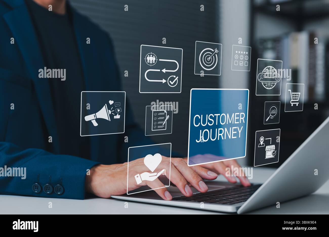 Strategiekonzept für Customer Journey und Marketing Trichter. Person, die ein Notebook mit icon Customer Journey, digitalem Marketing, Customer Experience, Stockfoto