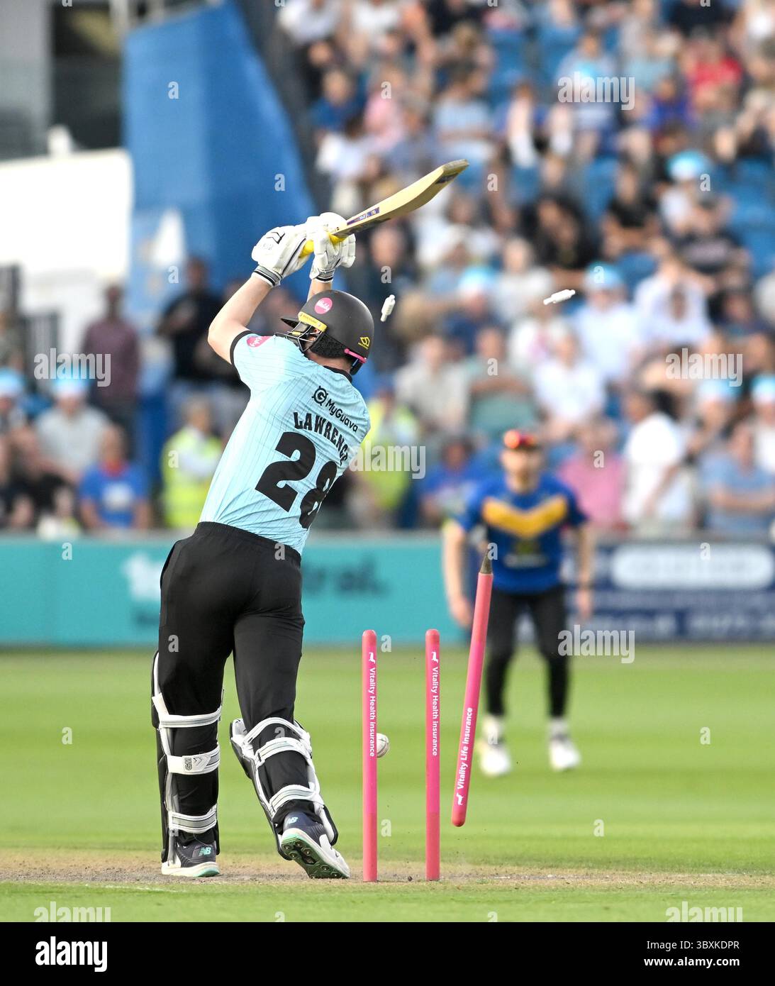 Hove UK 18. Juli 2025: Dan Lawrence aus Surrey wird von Henry Crocombe von Sussex Sharks für eine Ente während des T20 Vitality Blast Cricket Matches zwischen Sussex Sharks und Surrey am 1. Central County Ground in Hove gefickt: Credit Simon Dack /TPI/ Alamy Live News Stockfoto