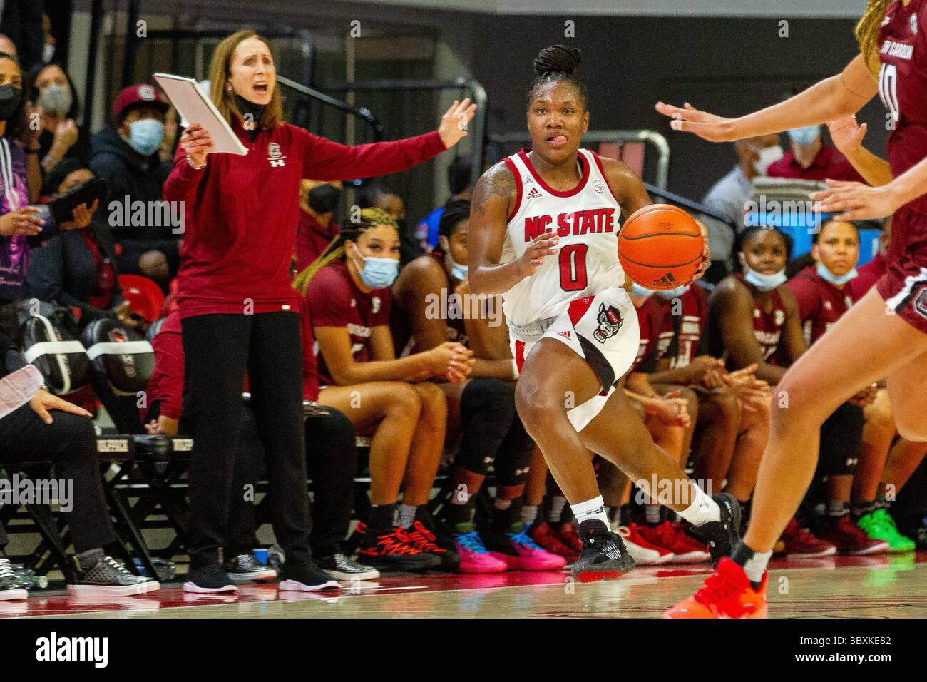 9. November 2021: NC State Wolfpack Guard Diamond Johnson (0) bringt den Ball in der zweiten Hälfte des NCAA Womens Basketball Matchup im Reynolds Coliseum in Raleigh, NC. (Scott Kinser/Cal Sport Media)(Credit Image: &Copy; Scott Kinser/CSM via ZUMA Wire) Stockfoto