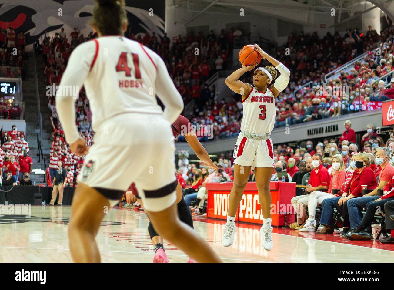 9. November 2021: NC State Wolfpack Wachmann Kai Crutchfield (3) schießt in der zweiten Hälfte des NCAA Womens Basketball Matchup im Reynolds Coliseum in Raleigh, NC, einen drei Pointer. (Scott Kinser/Cal Sport Media)(Credit Image: &Copy; Scott Kinser/CSM via ZUMA Wire) Stockfoto