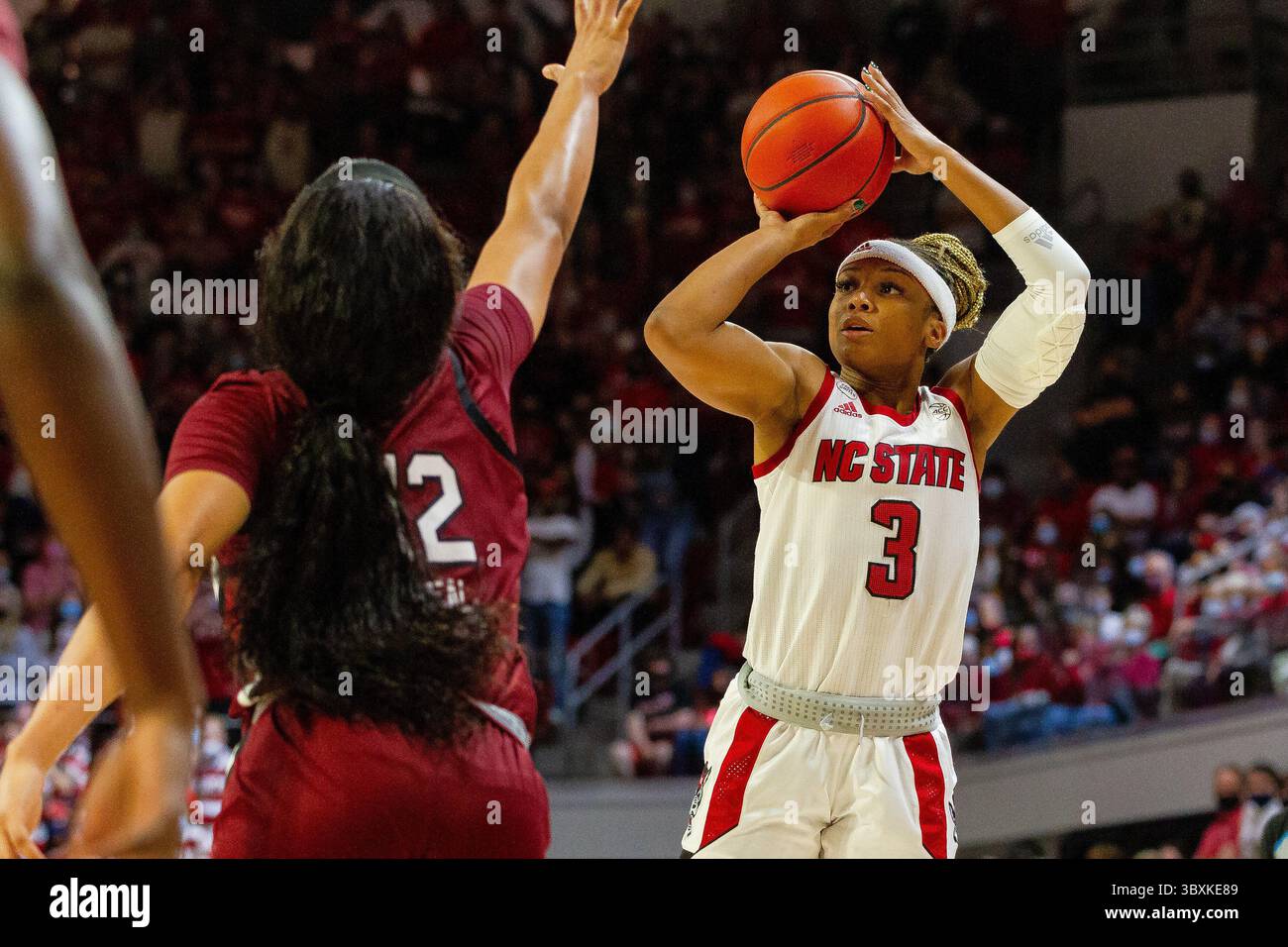 9. November 2021: NC State Wolfpack Wachmann Kai Crutchfield (3) schießt in der zweiten Hälfte des NCAA Womens Basketball Matchup im Reynolds Coliseum in Raleigh, NC, einen drei Pointer. (Scott Kinser/Cal Sport Media)(Credit Image: &Copy; Scott Kinser/CSM via ZUMA Wire) Stockfoto