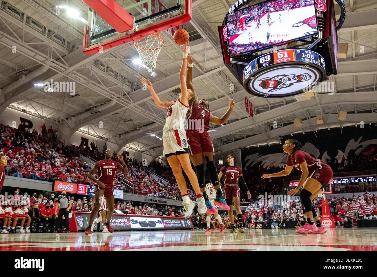 9. November 2021: Das NC State Wolfpack Center Elissa Cunane (33) schießt in der zweiten Hälfte des NCAA Womens Basketball Matchups im Reynolds Coliseum in Raleigh, NC, ein Layup unter der Stürmerin Aliyah Boston (4). (Scott Kinser/Cal Sport Media)(Credit Image: &Copy; Scott Kinser/CSM via ZUMA Wire) Stockfoto