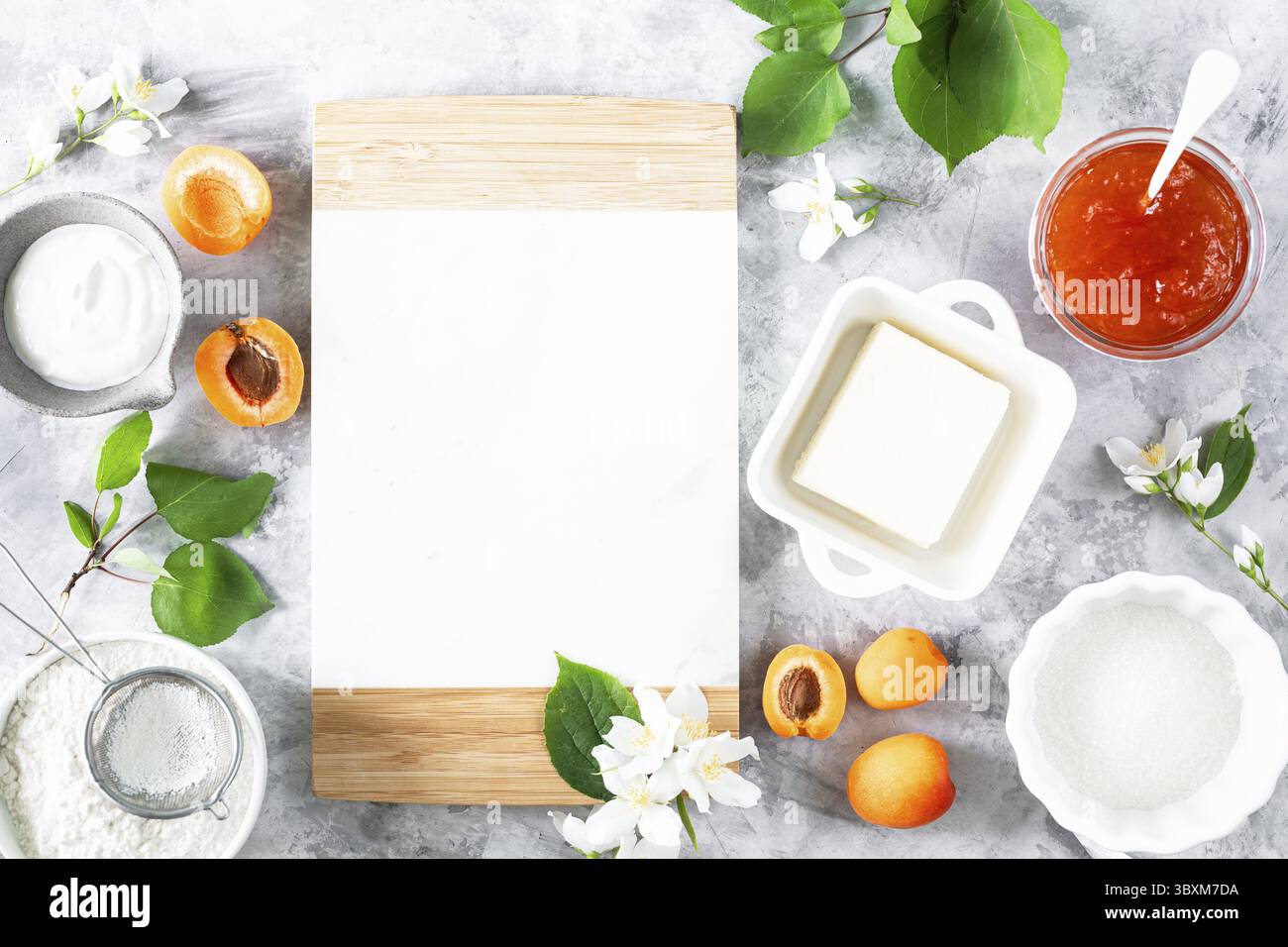Lebensmittel, Produkte für die Zubereitung französischer Kekse oder Aprikosenkuchen. Zutaten zum Backen im Sommer auf einem hellen Tisch. Kopierbereich. Draufsicht Stockfoto