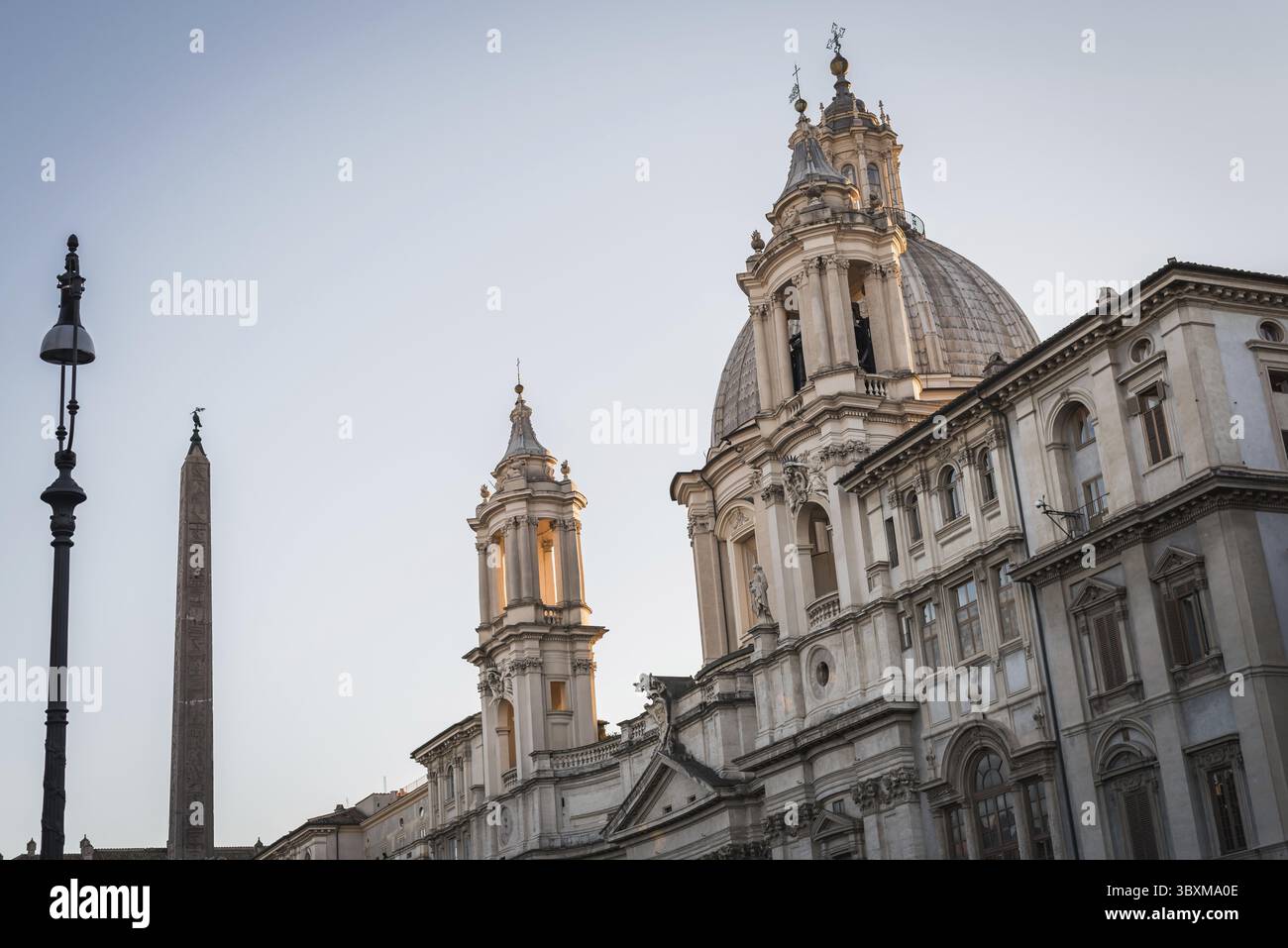 Enge Schuß auf der Fassade der Piazza Navona in Rom am Abend Stockfoto