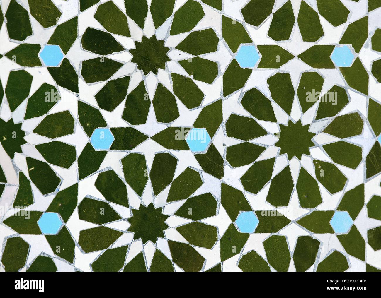 Ein detailliertes islamisches geometrisches Mosaik mit lebhaften Farben und symmetrischen Mustern. Das Design zeigt traditionelle Arabesken-Motive mit Sternscha Stockfoto