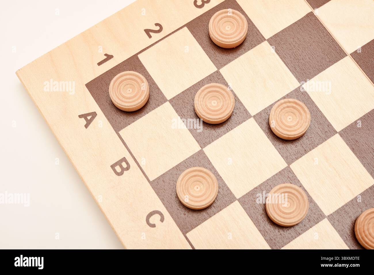 Hölzerne Schachfiguren auf dem Brett. Die Brettspiel-Checkers. Stockfoto