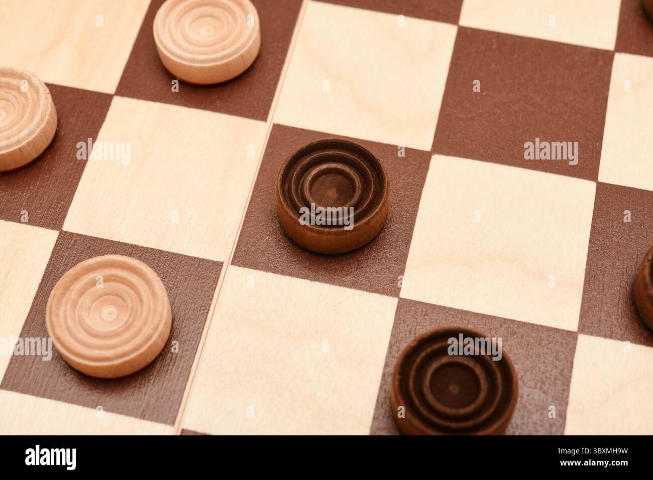 Hölzerne Schachfiguren auf dem Brett. Die Brettspiel-Checkers. Stockfoto