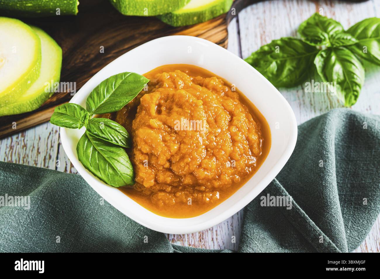 Essen, Schüssel mit veganem Bio-Kürbiskaviar auf pflanzlicher Basis auf dem Tisch Stockfoto