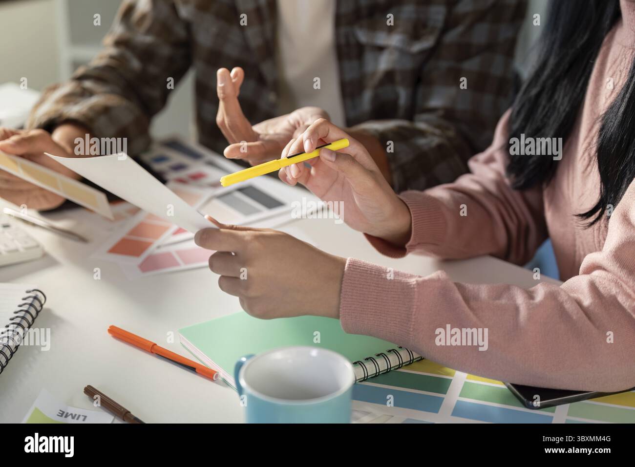 Kreative Teamzusammenarbeit bei Grafikdesign Büroflächen visuelle Konzepte Moderne Umgebung Nahperspektive Stockfoto