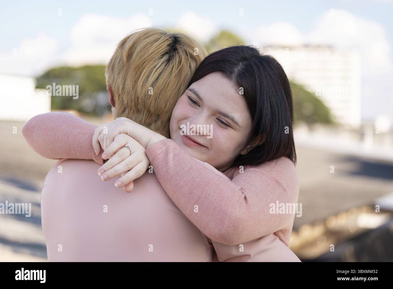 Ein Paar teilt sich eine warme Umarmung und feiert Liebe und Verbindung am Valentinstag in einer wunderschönen Umgebung im Freien Stockfoto
