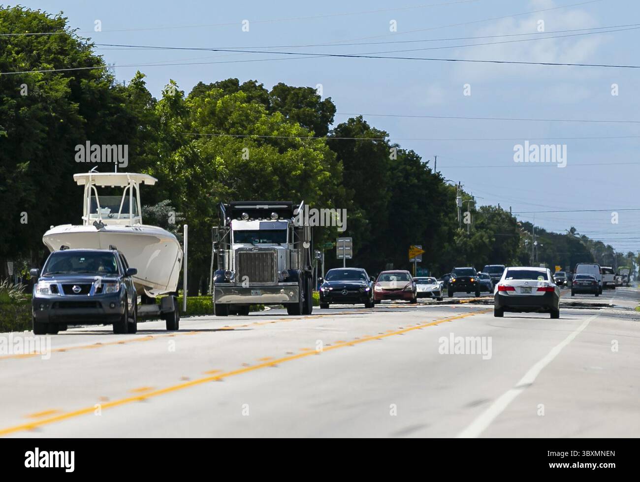 11. November 2021, Islamorada, FL: Autos fahren am 11. Oktober 2021 auf dem Overseas Highway in Islamorada, Florida, in der Nähe des Meilensteins 81,5. (Bild: © Matias J. Ocner/TNS via ZUMA Press Wire/TNS via ZUMA Press Wire) Stockfoto