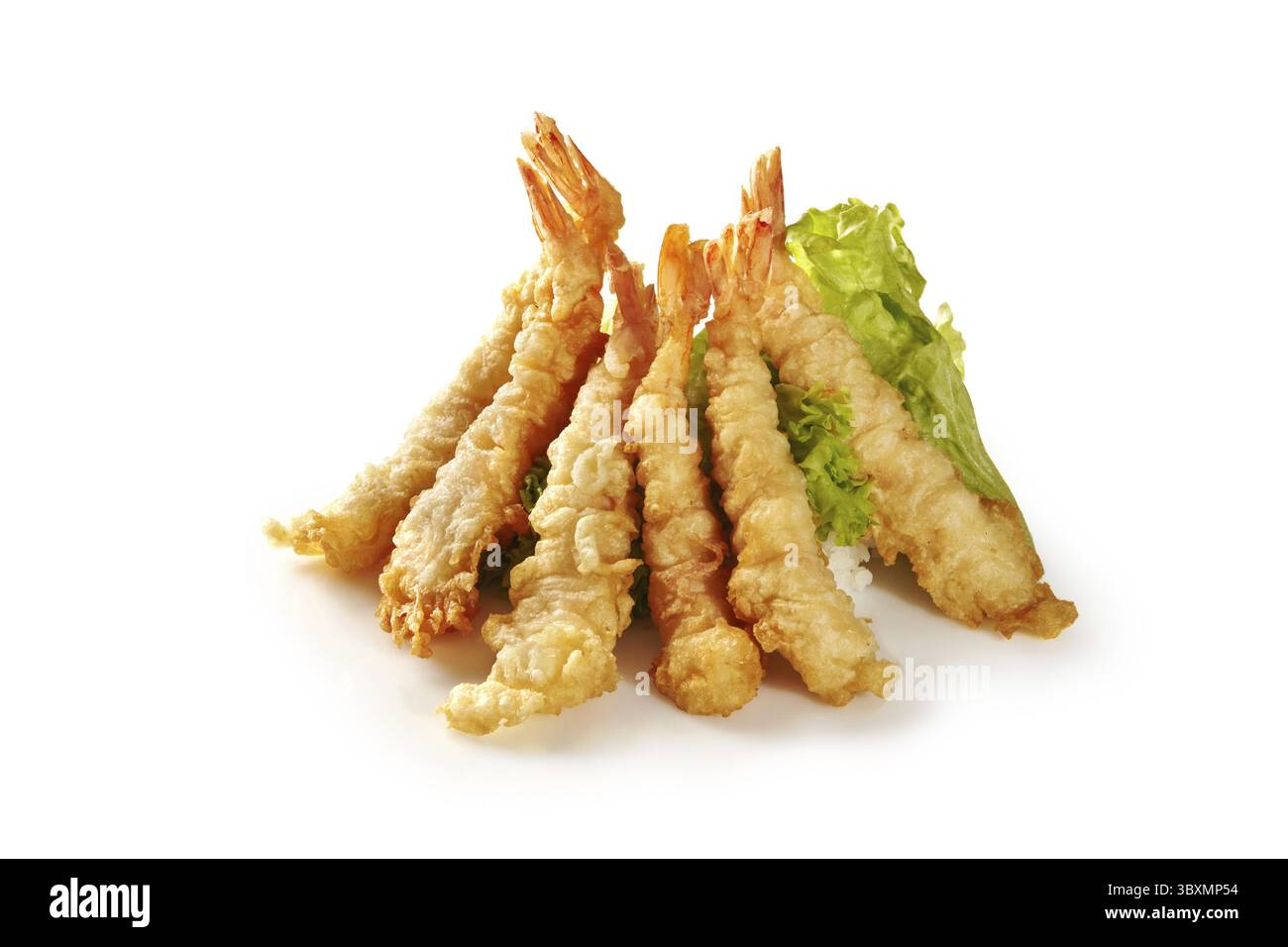 Tipi-Arrangement aus goldknusprigen Tempura-Tigergarnelen, gepaart mit Reis und frischem grünem Salat, zeigt japanische Kochtechnik Stockfoto