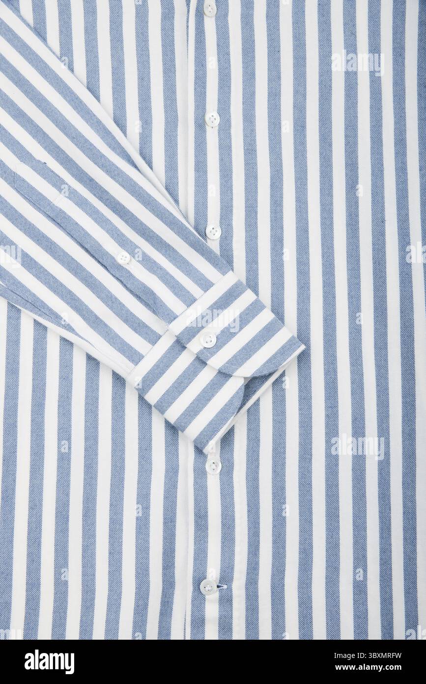 Gestreiftes Herrenhemd. Hülse Nahaufnahme. Weiß-blau gestreifter Texturhintergrund Stockfoto