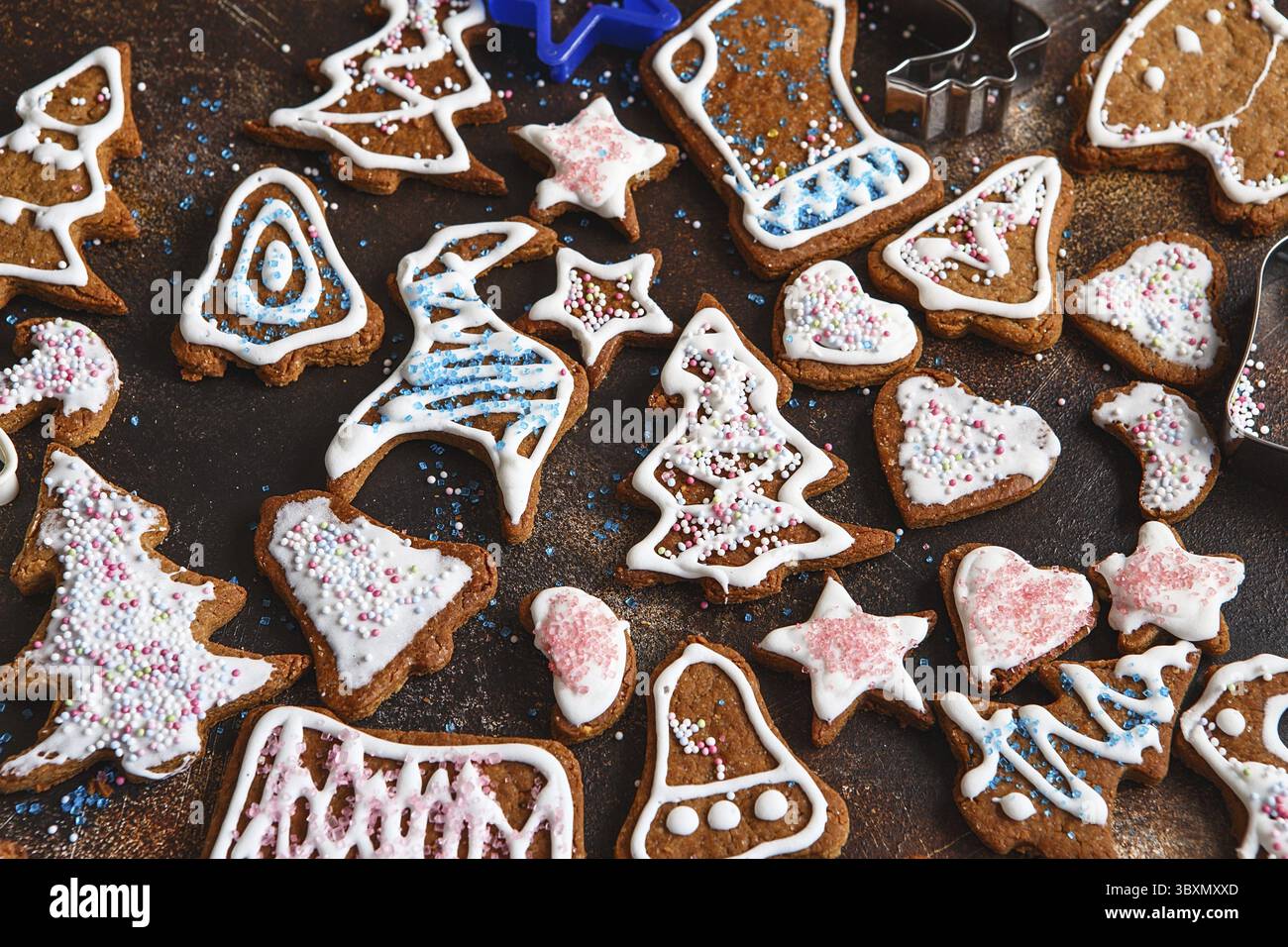 Weihnachten hausgemachte Lebkuchenkekse. Aufgelöste Dekoration Lebkuchen hausgemachte Kekse für weihnachten. Draufsicht auf Cookies auf dem Tisch, Frohes neues Jahr, ce Stockfoto