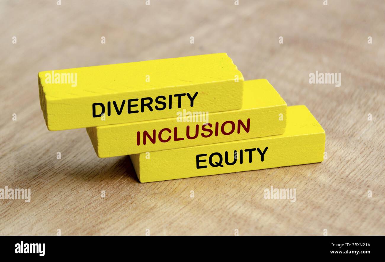 Text für Diversity, Inklusion und Equity auf gelben Holzblöcken. D- und I-Konzept Stockfoto
