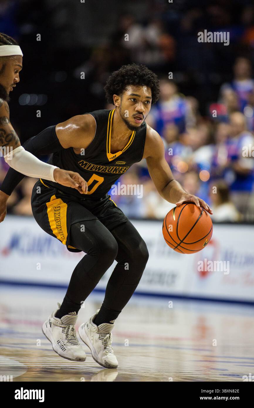 18. November 2021: Donovan Newby (0) der Milwaukee Panthers-Wachmann sucht nach einer Eröffnung in der Verteidigung während des NCAA-Basketballspiels zwischen den Milwaukee Panthers und den Florida Gators im Stephen C. O’Connell Center Gainesville, FL. Jonathan Huff/CSM (Credit Image: &Copy; Jonathan Huff/CSM via ZUMA Wire) Stockfoto