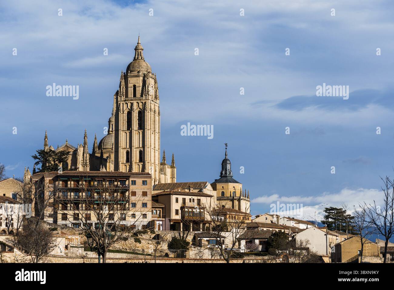 Malerischer Blick auf die Skyline von Segovia mit der Kathedrale und dem Guadarrama-Gebirge im Hintergrund Stockfoto