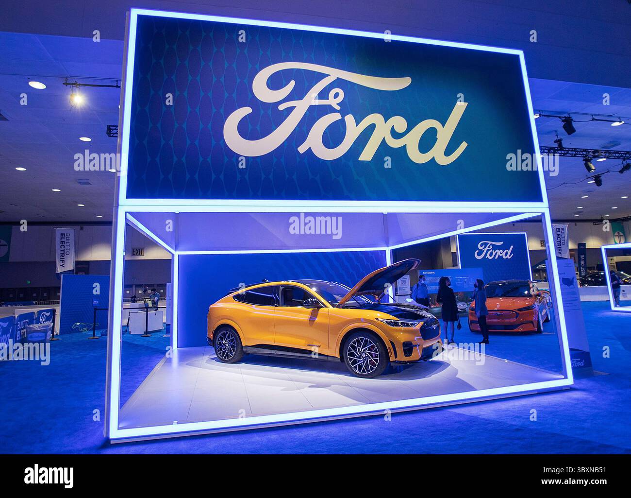 18. November 2021, Los Angeles, Kalifornien, USA: Der Ford Mustang Mach-E wird am Donnerstag, den 18. November 2021, im Los Angeles Convention Center in Los Angeles, Kalifornien, im 2021 Automobility LA ausgestellt. JAVIER ROJAS/PI (Foto: © Prensa Internacional Via ZUMA Press Wire) Stockfoto