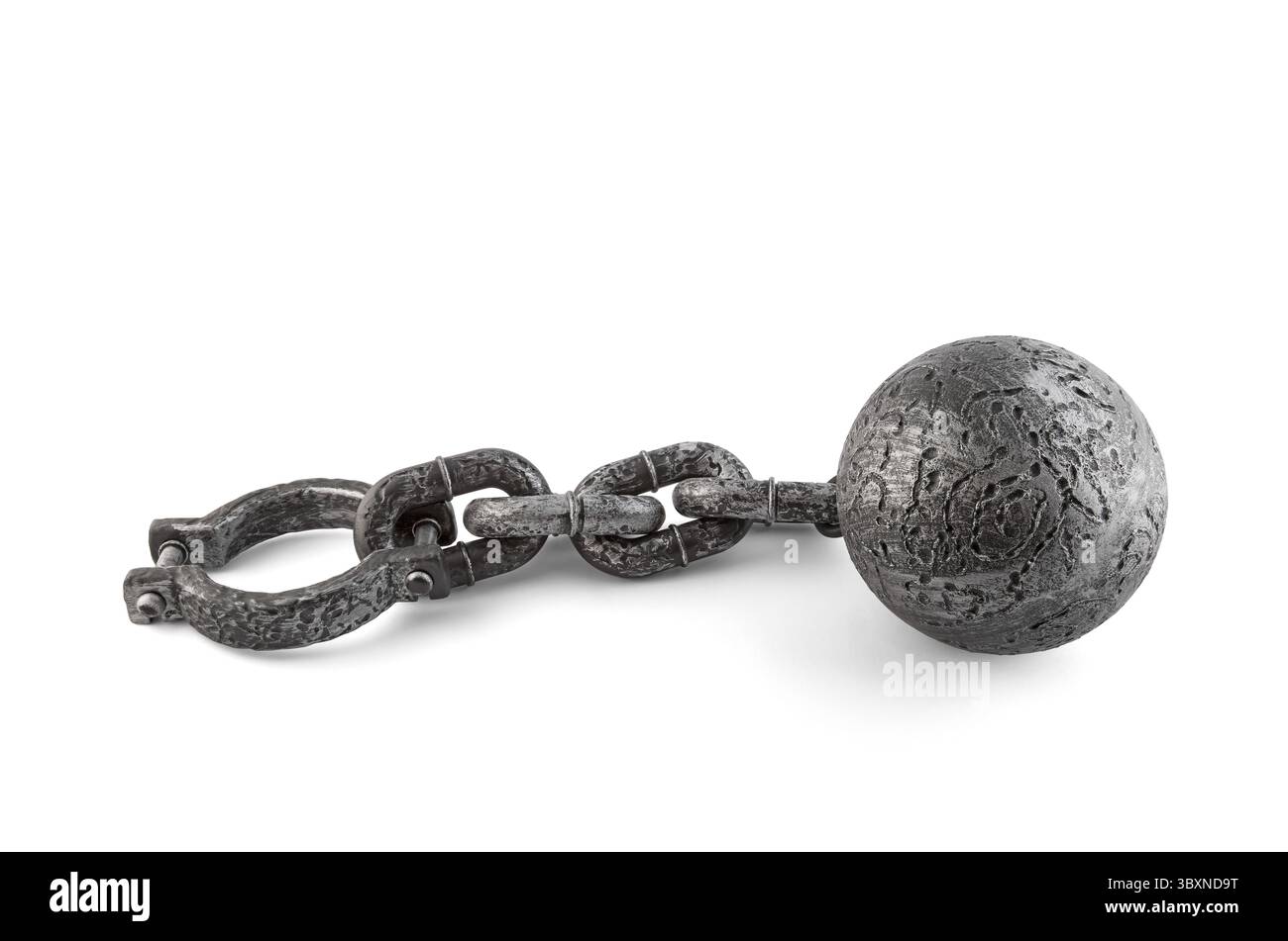 Alte schwere Eisenkugel mit Kette und Bügel auf weißem Hintergrund mit Schneideweg Stockfoto