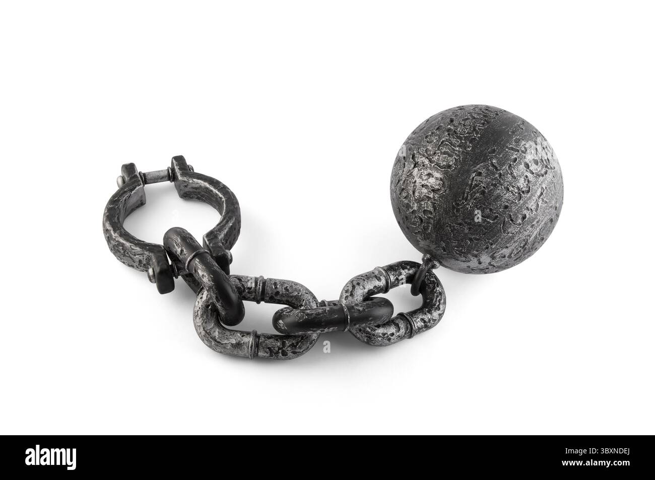 Alte schwere Eisenkugel mit Kette und Bügel auf weißem Hintergrund mit Schneideweg Stockfoto