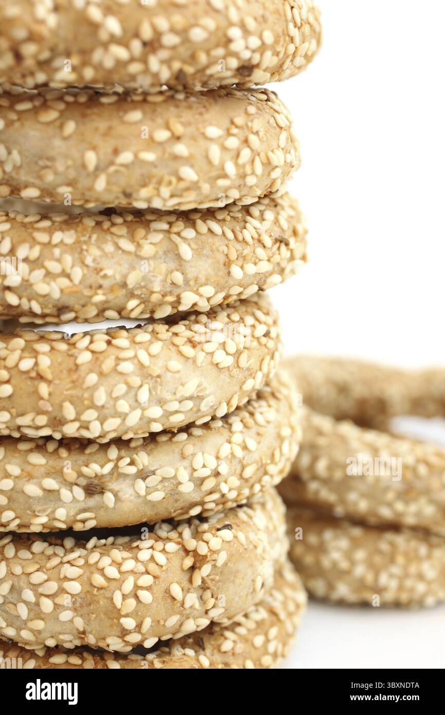 Stapel Koulouri - traditionelles griechisches Brot auf weißem Hintergrund Stockfoto