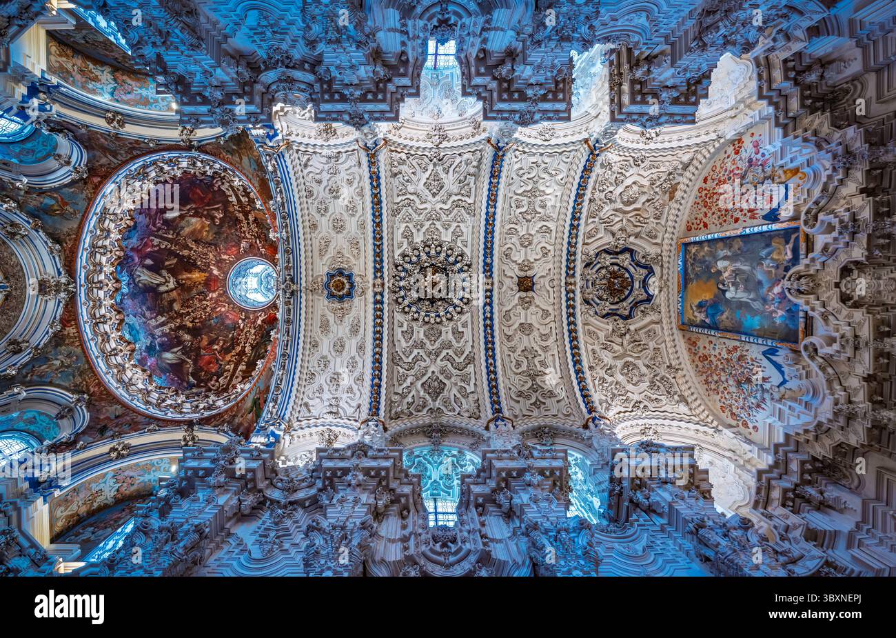 Im Charterhouse von Granada ist die Kunst der himmlischen Kirchendecke zu sehen, die komplizierte Details und lebendige Gemälde zeigt. Aufbau o Stockfoto
