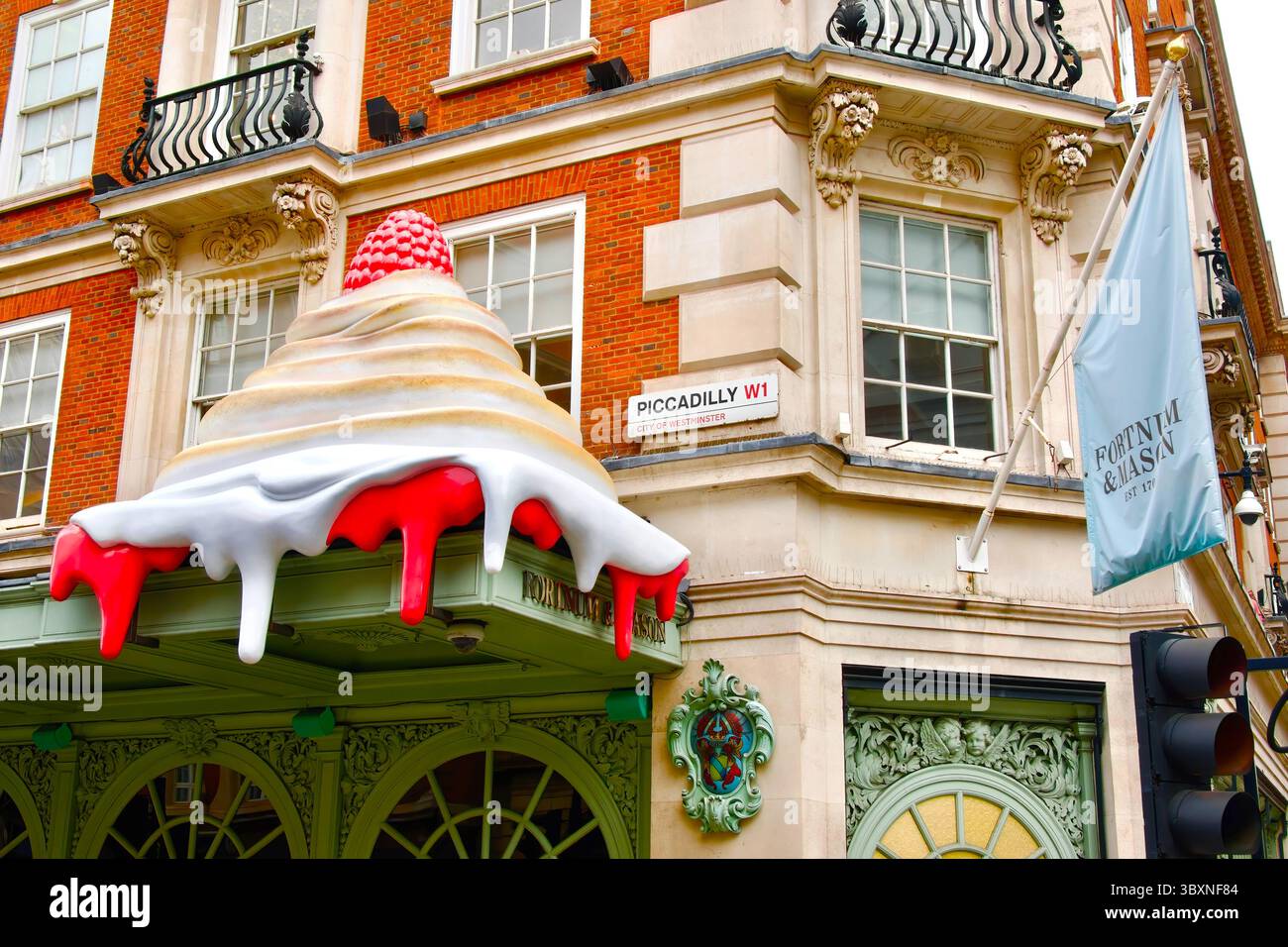 Raspberry Meringue pavlova Dekoration an der Ecke von Fortnum & Mason berühmtem Geschäft Piccadilly London England Vereinigtes Königreich Europa Stockfoto Raspberry Meringue pavlova Dekoration an der Ecke von Fortnum & Mason berühmtem Geschäft Piccadilly London England Vereinigtes Königreich Europa Stockfoto
