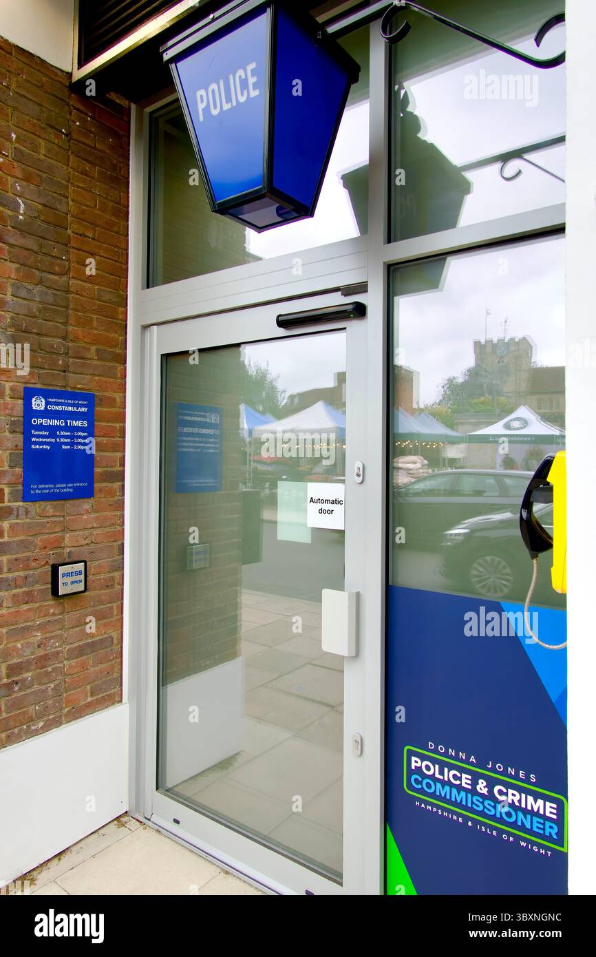 Eröffnung am 27. Juni 2025 Teilzeit Hampshire Constabulary Police Station schloss den Eingang zum Square Petersfield Hampshire England Vereinigtes Königreich Stockfoto