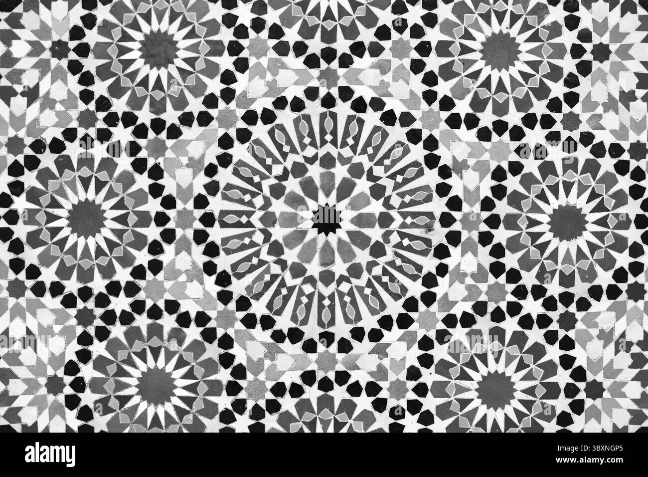 Ein detailliertes islamisches geometrisches Mosaik mit lebhaften Farben und symmetrischen Mustern. Das Design zeigt traditionelle Arabesken-Motive mit Sternscha Stockfoto