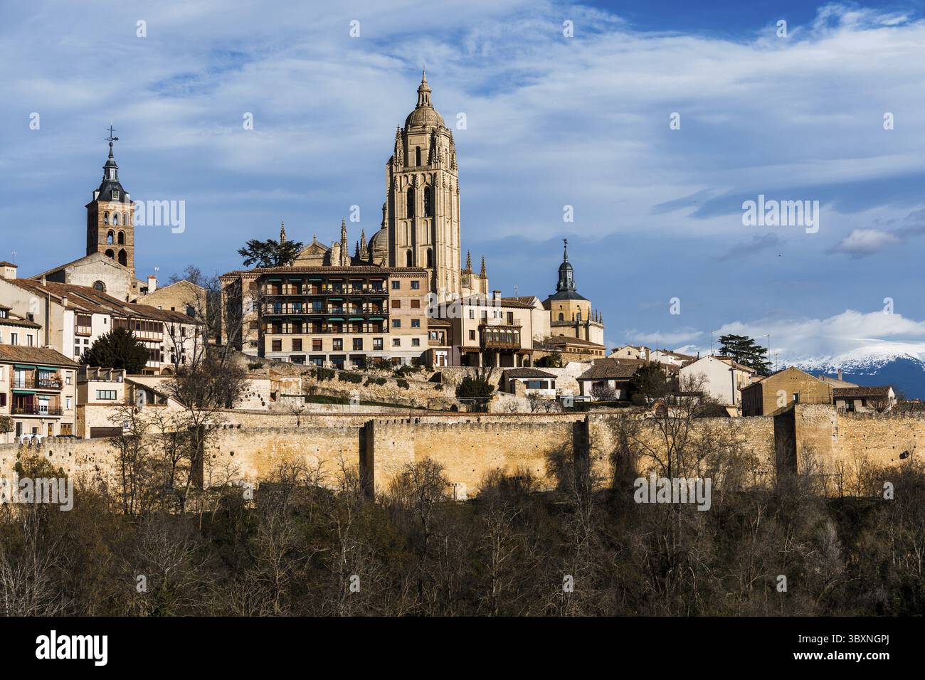Ein malerischer Blick auf die Skyline von Segovia mit der historischen Architektur und den weit entfernten Guadarrama Bergen Stockfoto