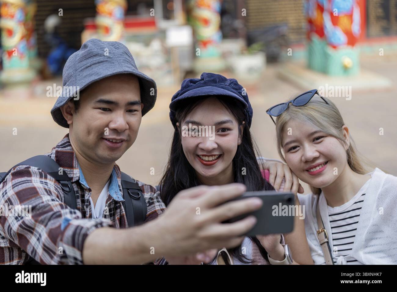 Reisen Sie mit Freunden und halten Sie fröhliche Momente fest. Gruppen-Selfie im Freien Stockfoto