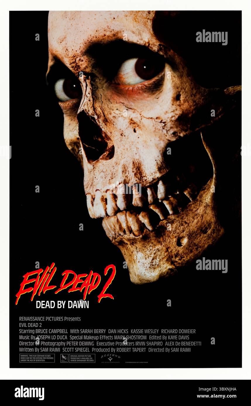 Evil Dead 2 (1987) von Sam Raimi mit Bruce Campbell, Sarah Berry und Dan Hicks. Ein Mann kämpft in einer abgelegenen Hütte gegen dämonische Mächte, während die bösen Toten wieder auferstehen und in dieser kultigen Horrorsequel übertriebene Gore mit düsterer Komödie verschmelzen. Foto eines Original-Posters aus dem Jahr 1987 (USA), das NUR FÜR REDAKTIONELLE ZWECKE VERWENDET WIRD. Kredit: BFA / Rosebud Release Stockfoto