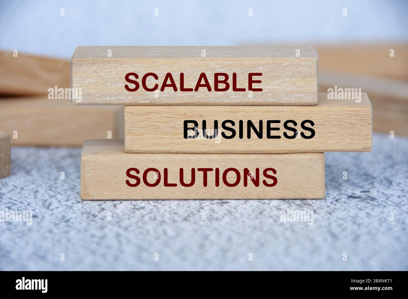 Text für skalierbare Geschäftslösungen auf Holzblöcken. Strategisches Geschäftskonzept Stockfoto