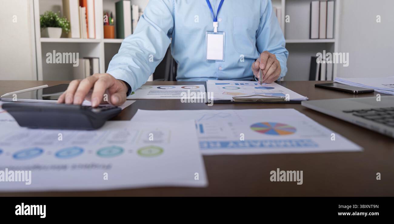 Geschäftsanalyse in einem Büro Finanzberichte professionelle Umgebung fokussierte Sichtweise strategische Erkenntnisse Stockfoto