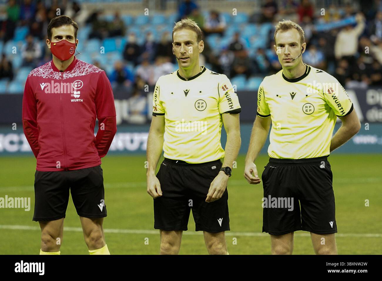 15. November 2021, Malaga, Spanien: Schiedsrichter werden vor dem Spiel der La Liga Smartbank zwischen Malaga CF und CD Teneriffa im La Rosaleda Stadion in Malaga gesehen. (Foto: © Francis Gonzalez/SOPA Images via ZUMA Press Wire) Stockfoto