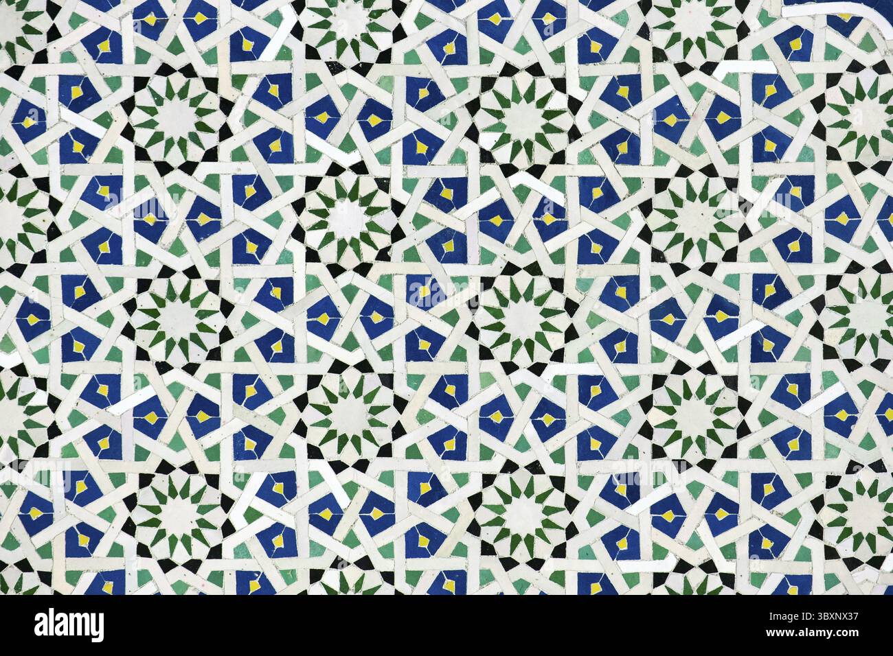 Ein detailliertes islamisches geometrisches Mosaik mit lebhaften Farben und symmetrischen Mustern. Das Design zeigt traditionelle Arabesken-Motive mit Sternscha Stockfoto