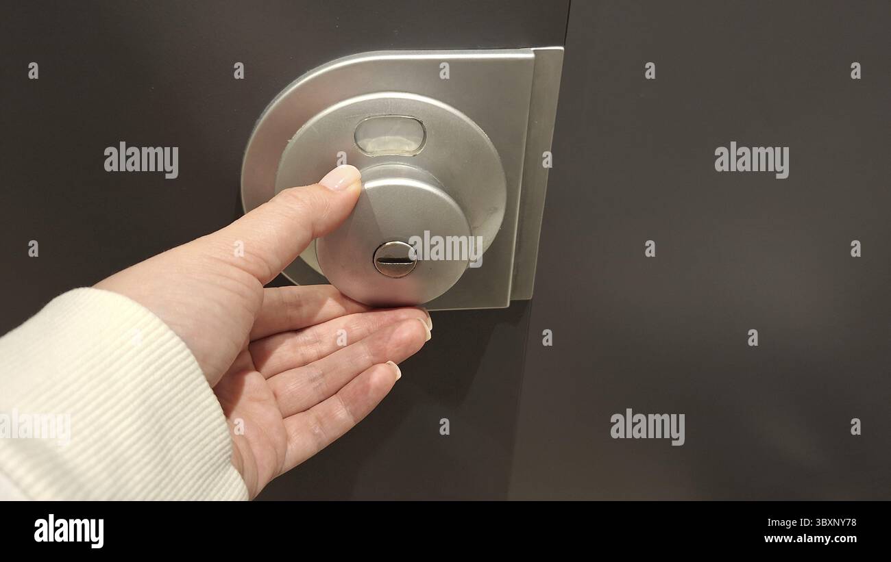 Nahaufnahme einer modernen Tür mit silbernem Schließmechanismus Stockfoto