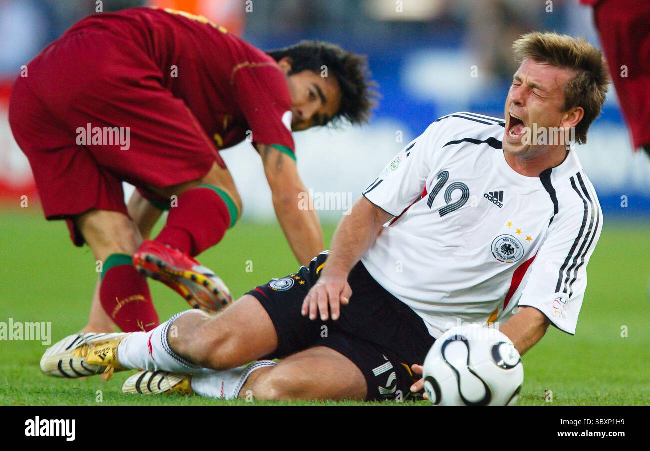 Bernd Schneider (19) reagiert auf eine Herausforderung von Deco of Portugal (L) beim Spiel der FIFA Fussball-Weltmeisterschaft am 8. Juli 2006 im Gottlieb-Daimler Stadion in Stuttgart. Nur redaktionelle Verwendung. Kommerzielle Nutzung verboten. (Foto: Jonathan Paul Larsen / Diadem Images) Stockfoto